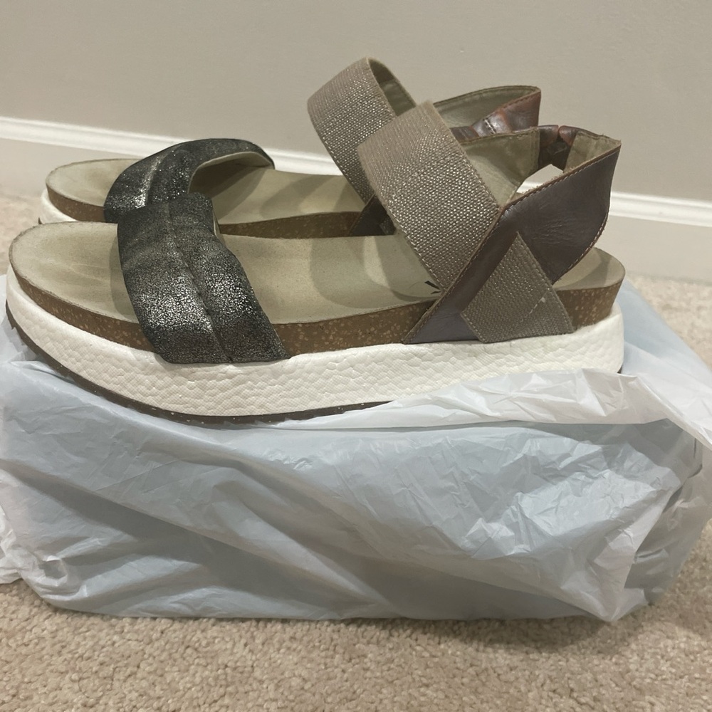 OTBT Libra Silver Platform Sandals size 8.5